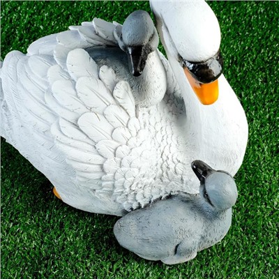 Садовая фигура "Лебедь с птенцами" 30х20х23см