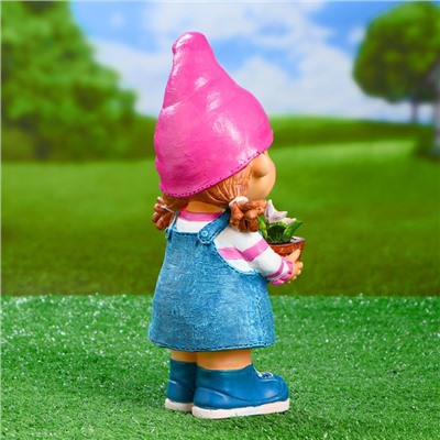 Садовая фигура "Девочка-гном с цветочком" 15х13х32см