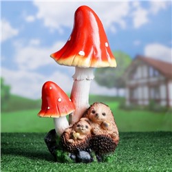 Садовая фигура "Ежи под грибами" 15х16х31см