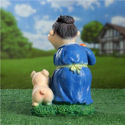 Садовая фигура "Бабка с поросенком" синий, 30х21см