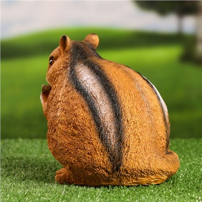 Садовая фигура "Бурундук с орехом" 19х16см